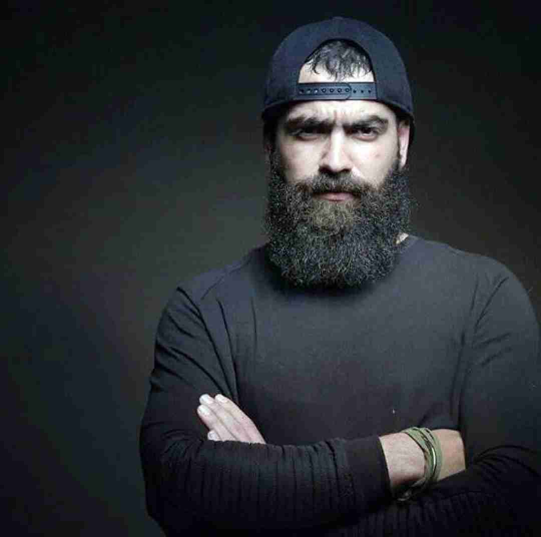 معین زد قده پنجره ی تو اتاقم آسمون دارم