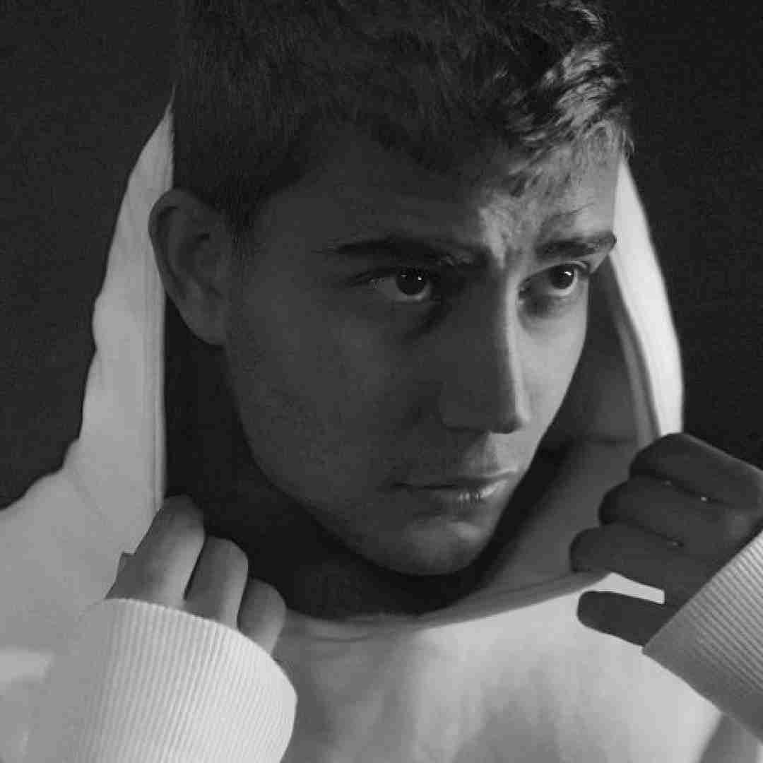 علی حسینی یه آهنگ غمگین هی رو تکرار وقتی میکنم عکساتو پیداش