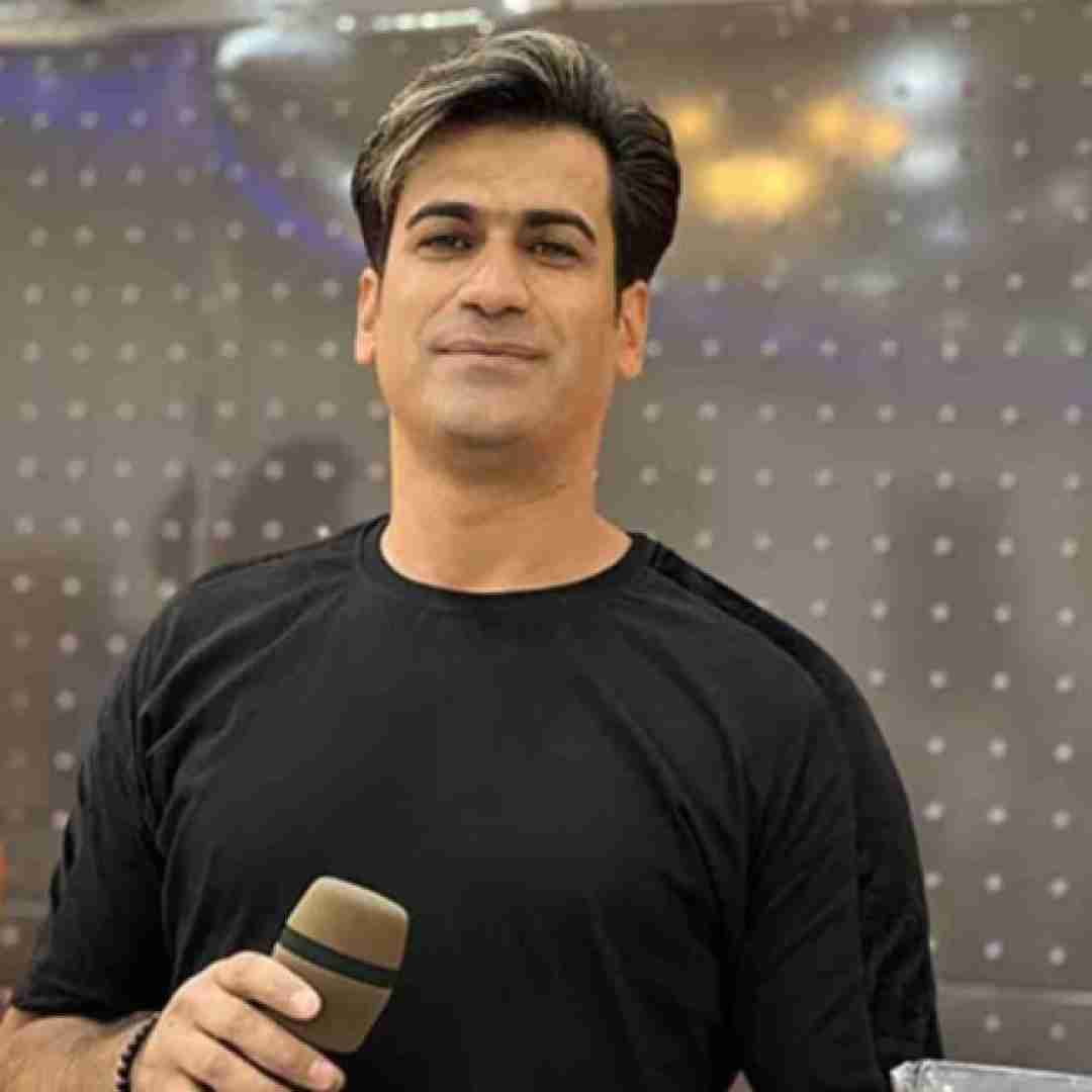 مسلم فتاحی میشینم تو جمع رفیقان میزنم