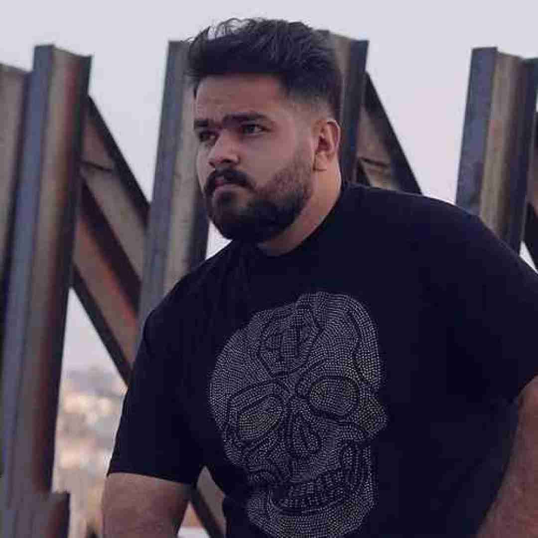 مهدی شریفی کت شلوار مشکی دکمه سالاری