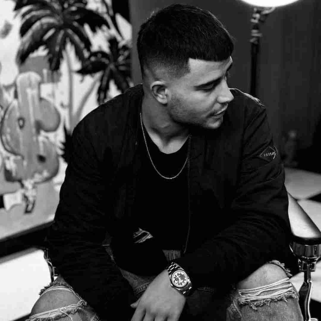 علی حسینی یه آهنگ غمگین هی رو تکرار وقتی میکنم عکساتو پیداش