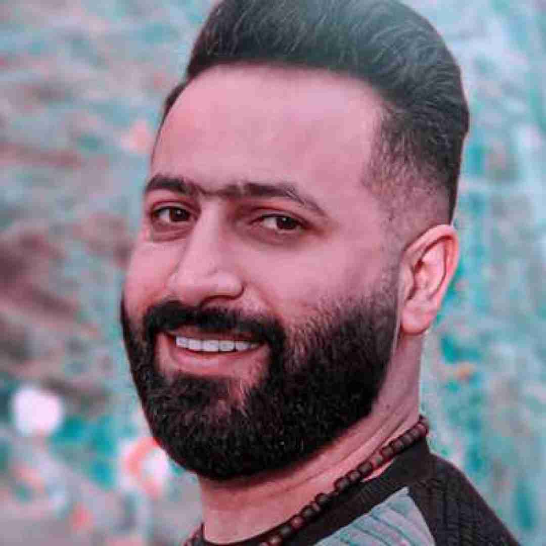 وحید مرادی تی پرچمه تو هر جمعی که درمه بالا دارمه همیشه