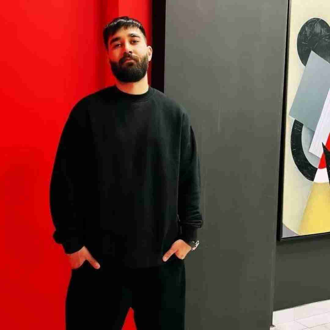 علی یاسینی چمدونو بردار امشب از شهر با یه پرواز بکن