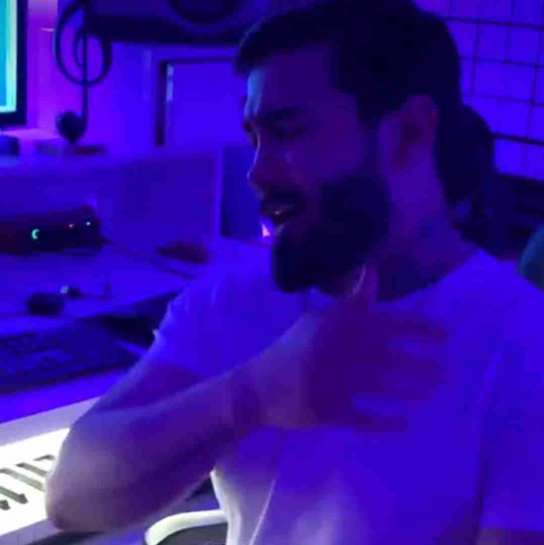 امیر اکبری دست بردار د آخه لا کردار