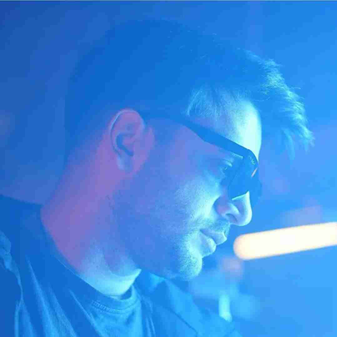 فرهاد نامداری بیخیال خوبیام اصا به چشش نمیاد