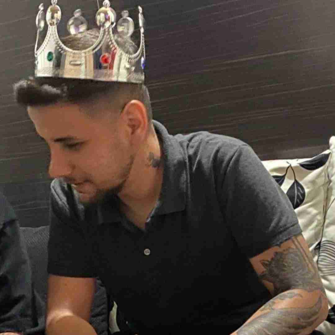 ارشاد قلبم هنوز پر میزنه واسه یه گوشه