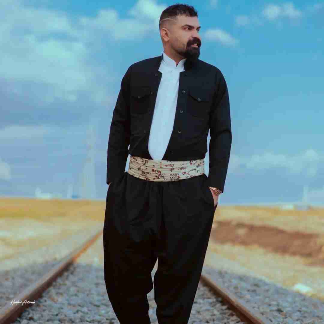 فرهاد جهانگیری یه اتاق تم تاریک وناو ای چهار دیواری