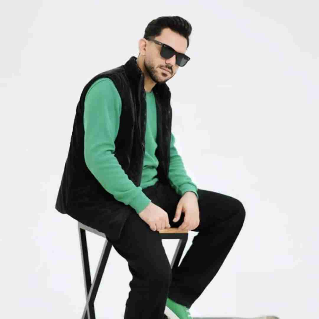 پیام عباسی یه اتاق تم تاریک وناو ای چهار دیواری