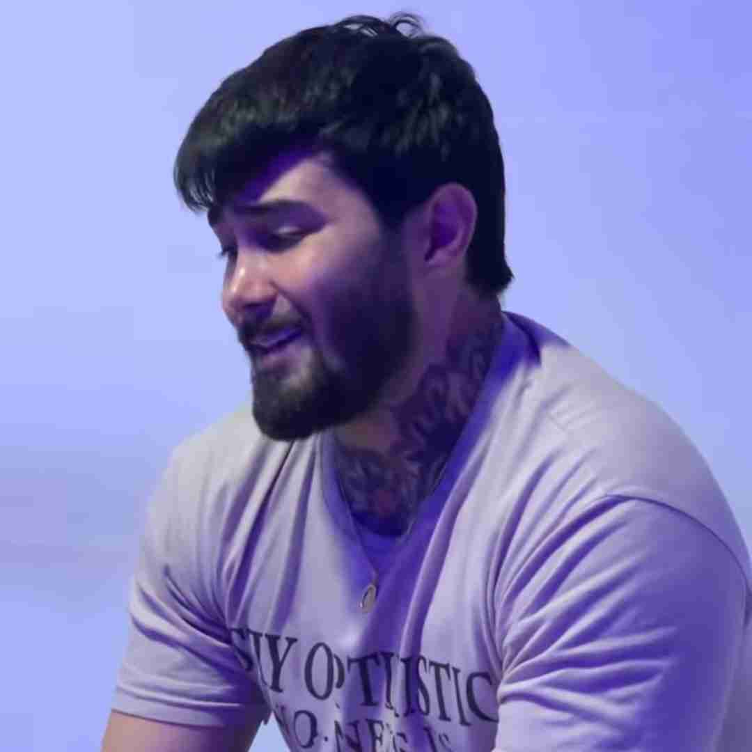 امیر اکبری تو مثل التماس من میمونی