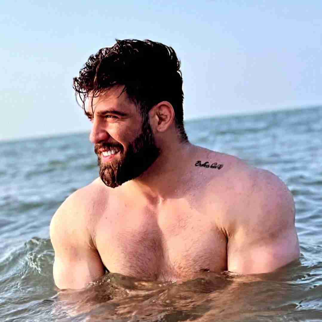 محمد امیری برگرد هنو با خودم قهر کردمو افتادم به غلط کردن