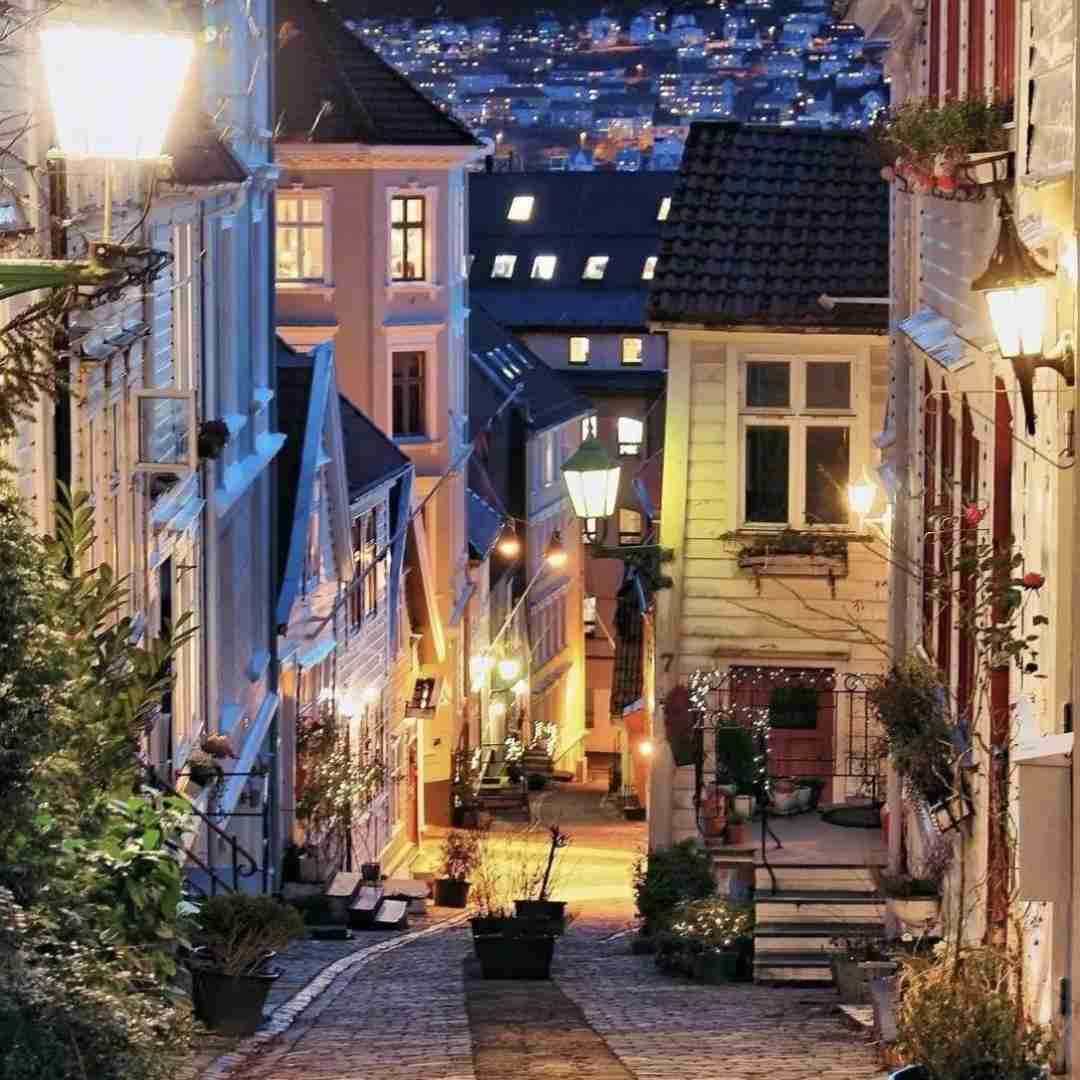  به گمونم دل تو جای دیگست با صدای زن