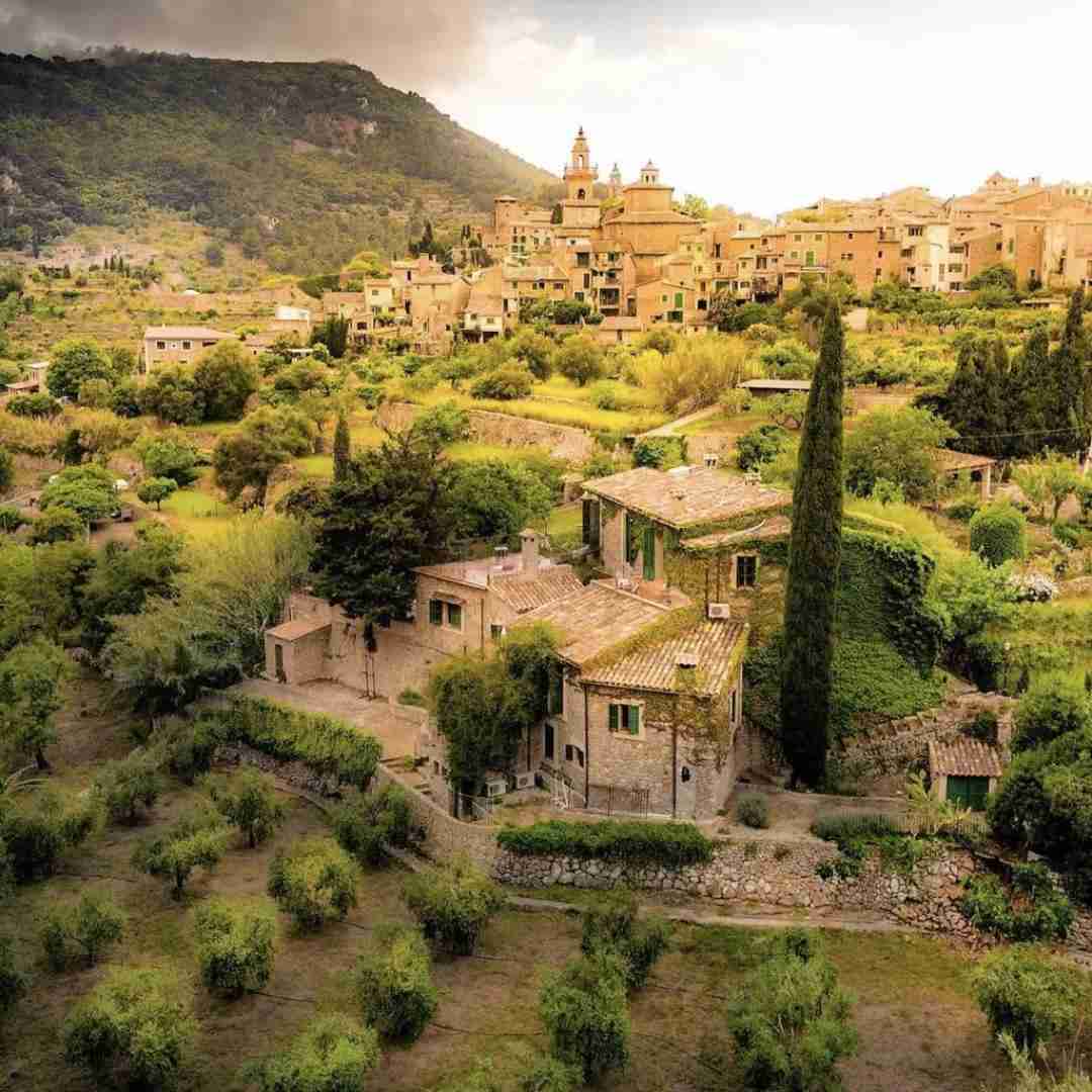 منو ماه میزنیم هنوزم حرف شبا