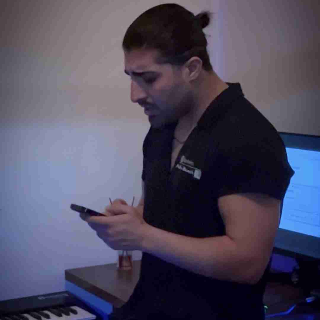 امیر لیام بغض گلوم نمیزاره حرف بزنم