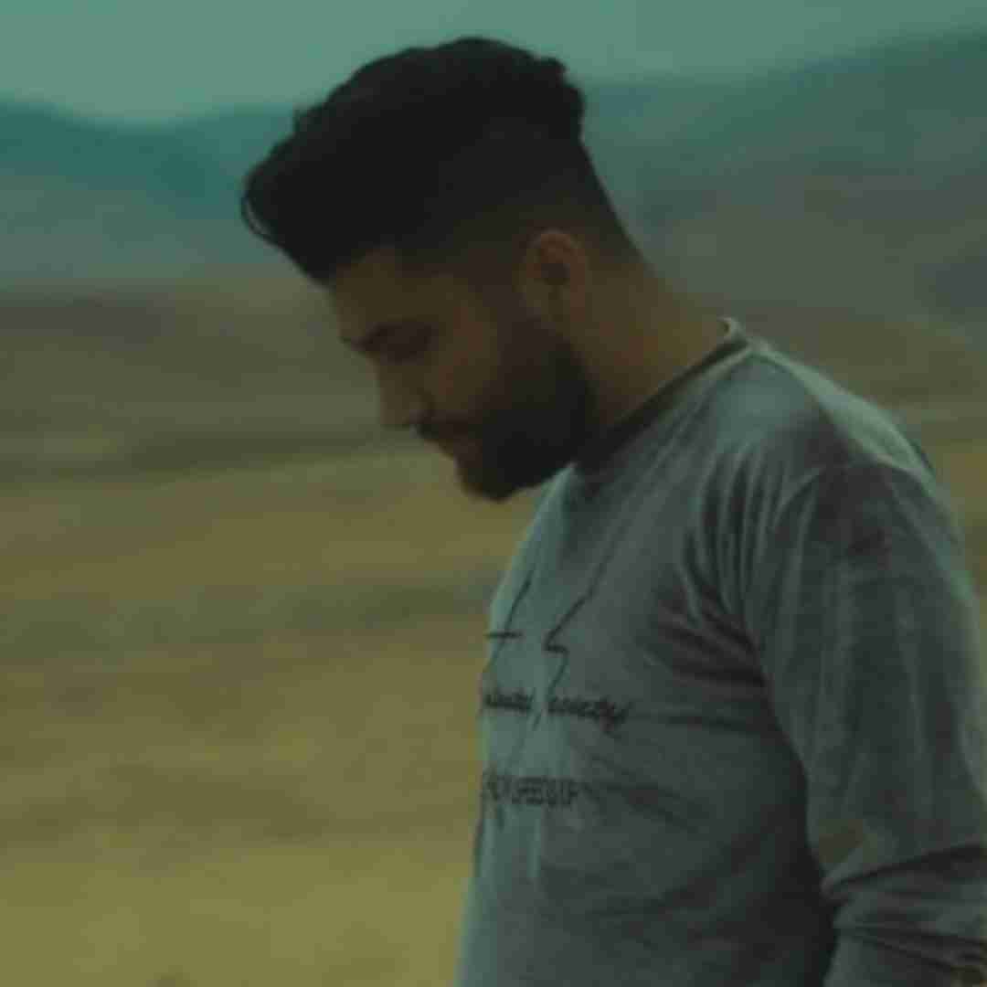 حامد سنجابی موهاشه میبافه میره گیس بریده