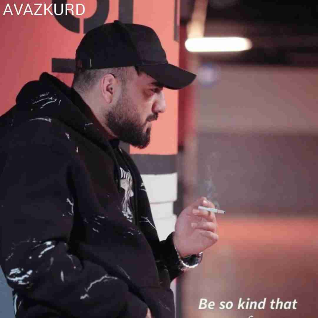 دانلود آهنگ با همه فرق داری رو دست نداری از رامین تجنگی