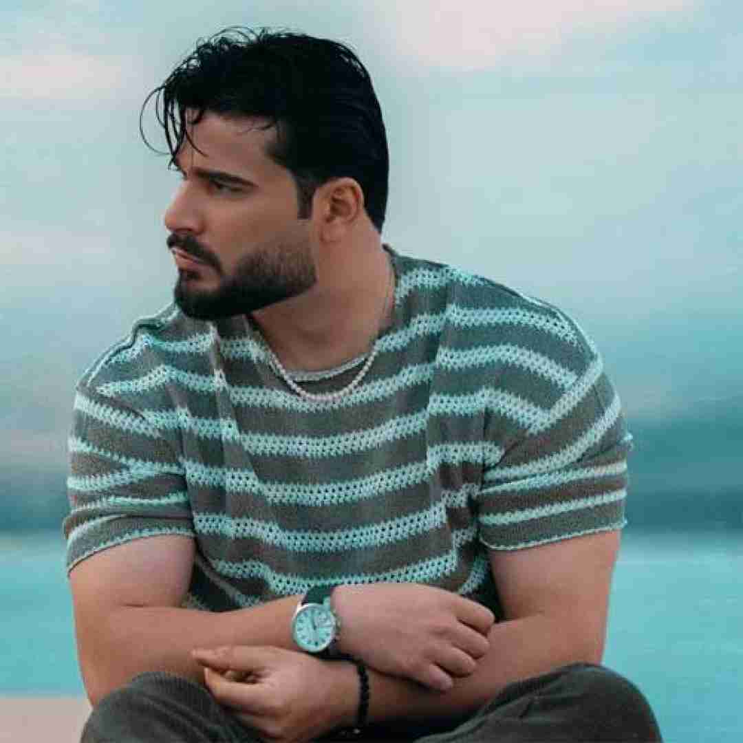 ریوان ﺻﺒﺢ ﻛﻪ از ﺧﻮاب ﭘﺎﺷﺪی زﻧﮓ ﺑﺰن زود ﺑﻪ ﺧﻮدم