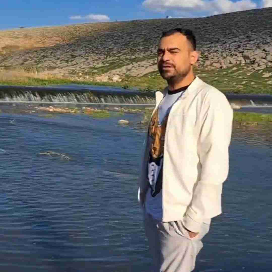 روح الله کرمی یکی تونی یکی منم یکی کمان